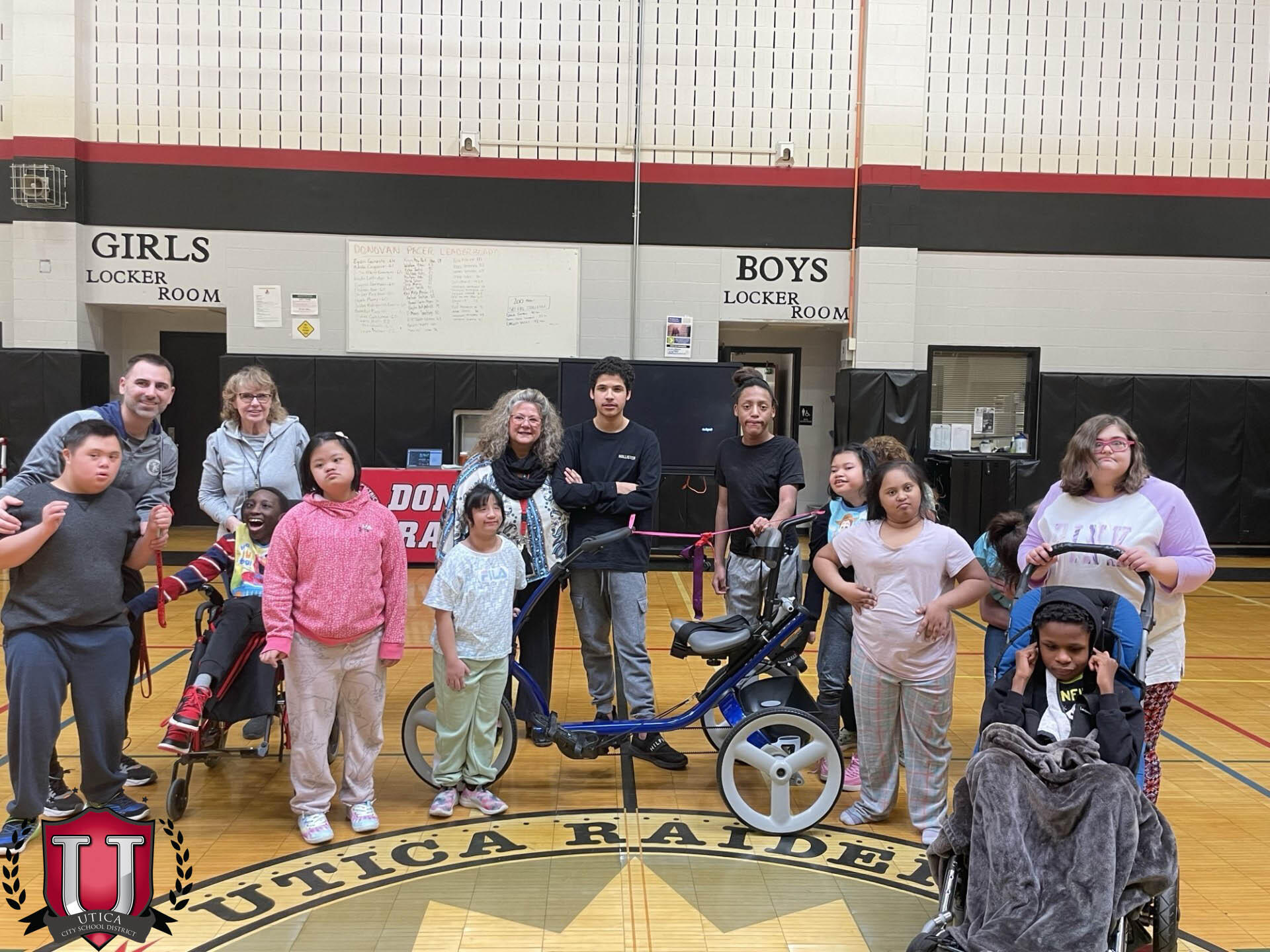 Foto menunjukkan Sekolah Menengah Donovan menerima Tricycle PE Rifton yang disesuaikan baru berkilat